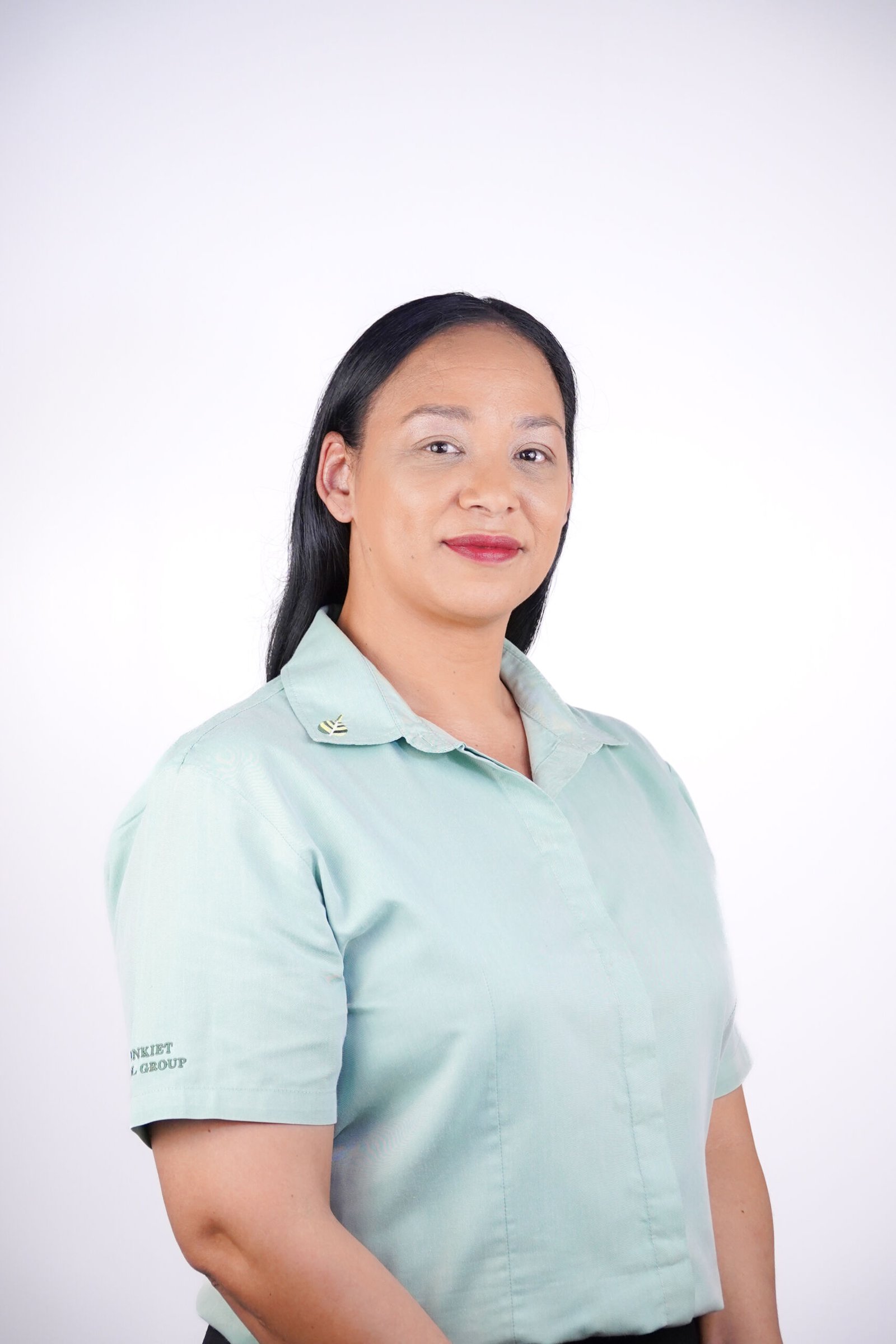 นางสาวนิโคลเล็ต ซีบริสท์ (Mrs. Nicolette Siebrits)2